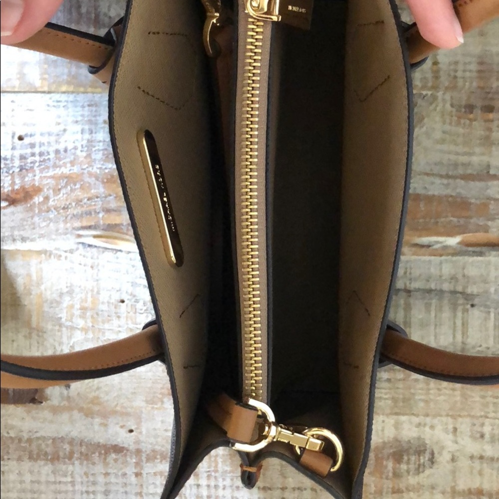 NWOT Michael Kors Purse in brown color. Michael Kors logo purse. - Picture 4 of 6